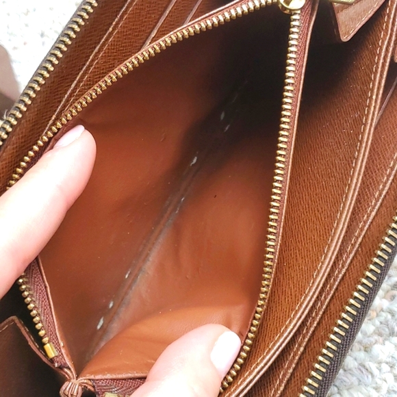 Louis Vuitton Zippy Monogram Wallet - Picture 10 of 16